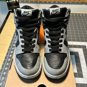 NIKE DUNK HIGH 
BLK/MET SILVER 
630383-001
2002
USED - GREAT CONDITION
8/10